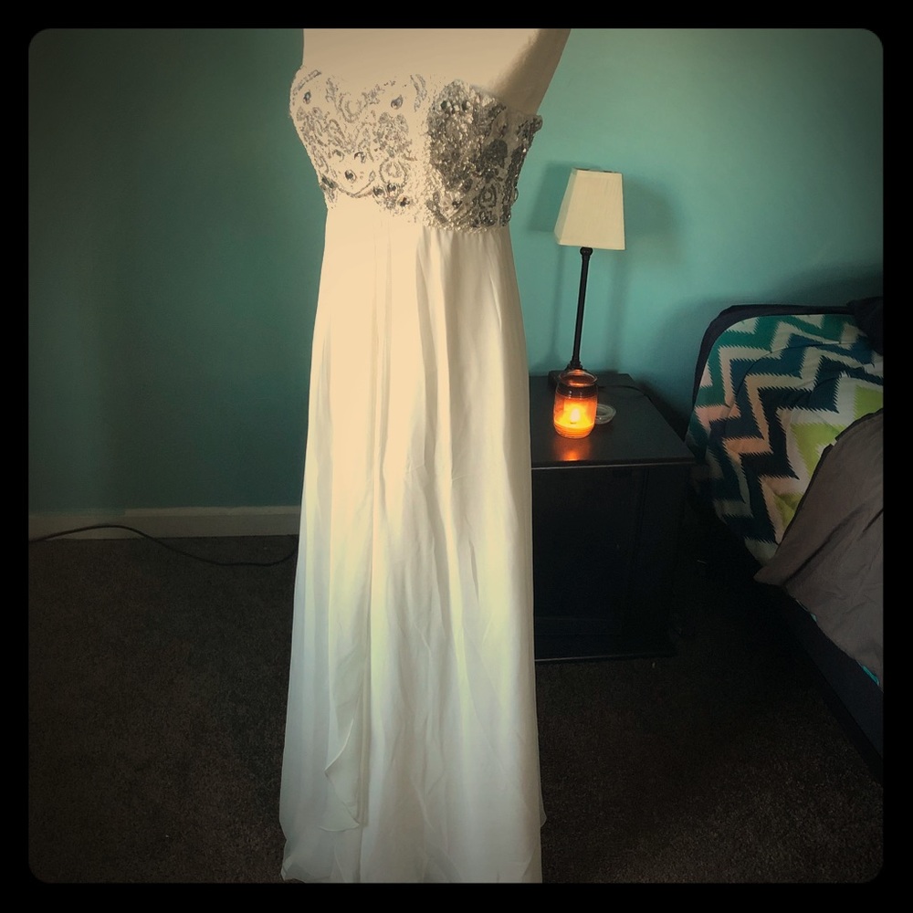 White Aidan Mattox Strapless Ball Gown Size 6.